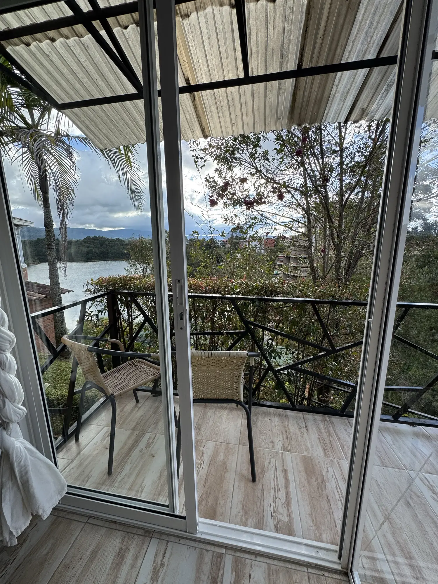 Caoba con vista room, with wide windows and a balcony towards the reservoir.