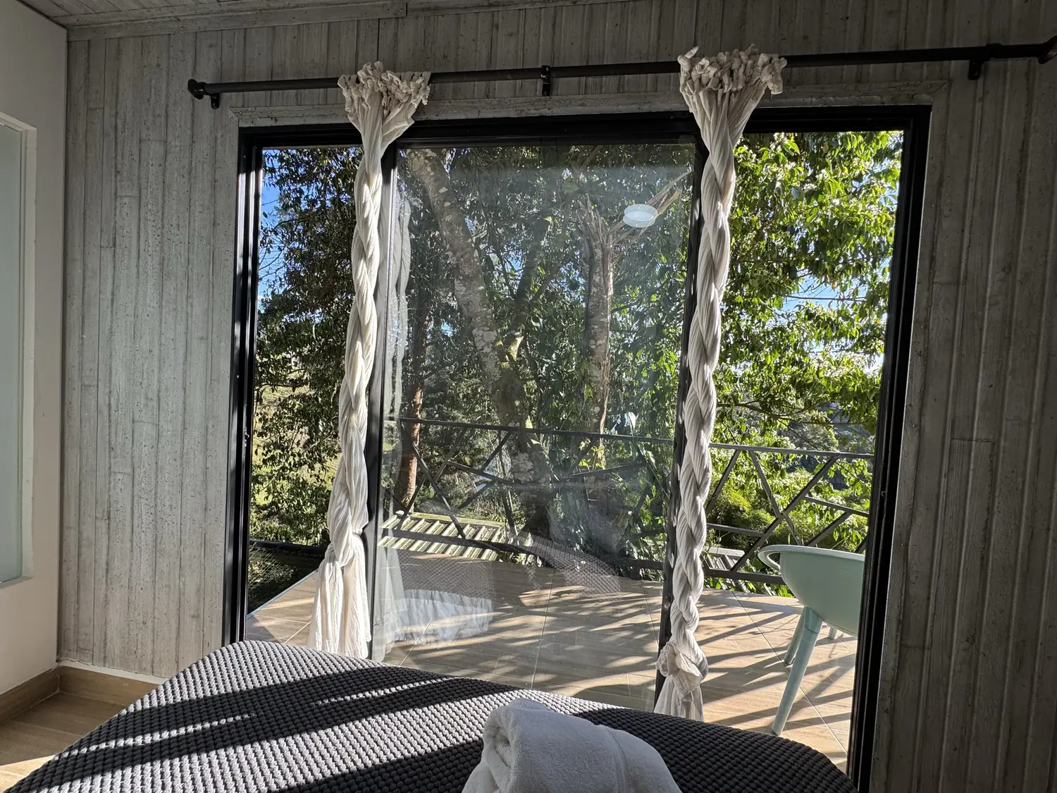 Cedro room with windows and a balcony looking out over the reservoir.