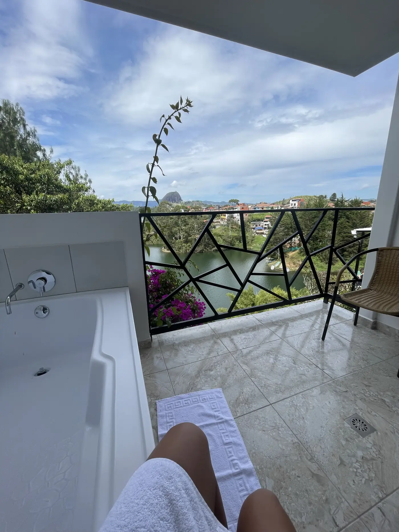 Bathtub on the private balcony of the Laurel con vista room, facing the reservoir.