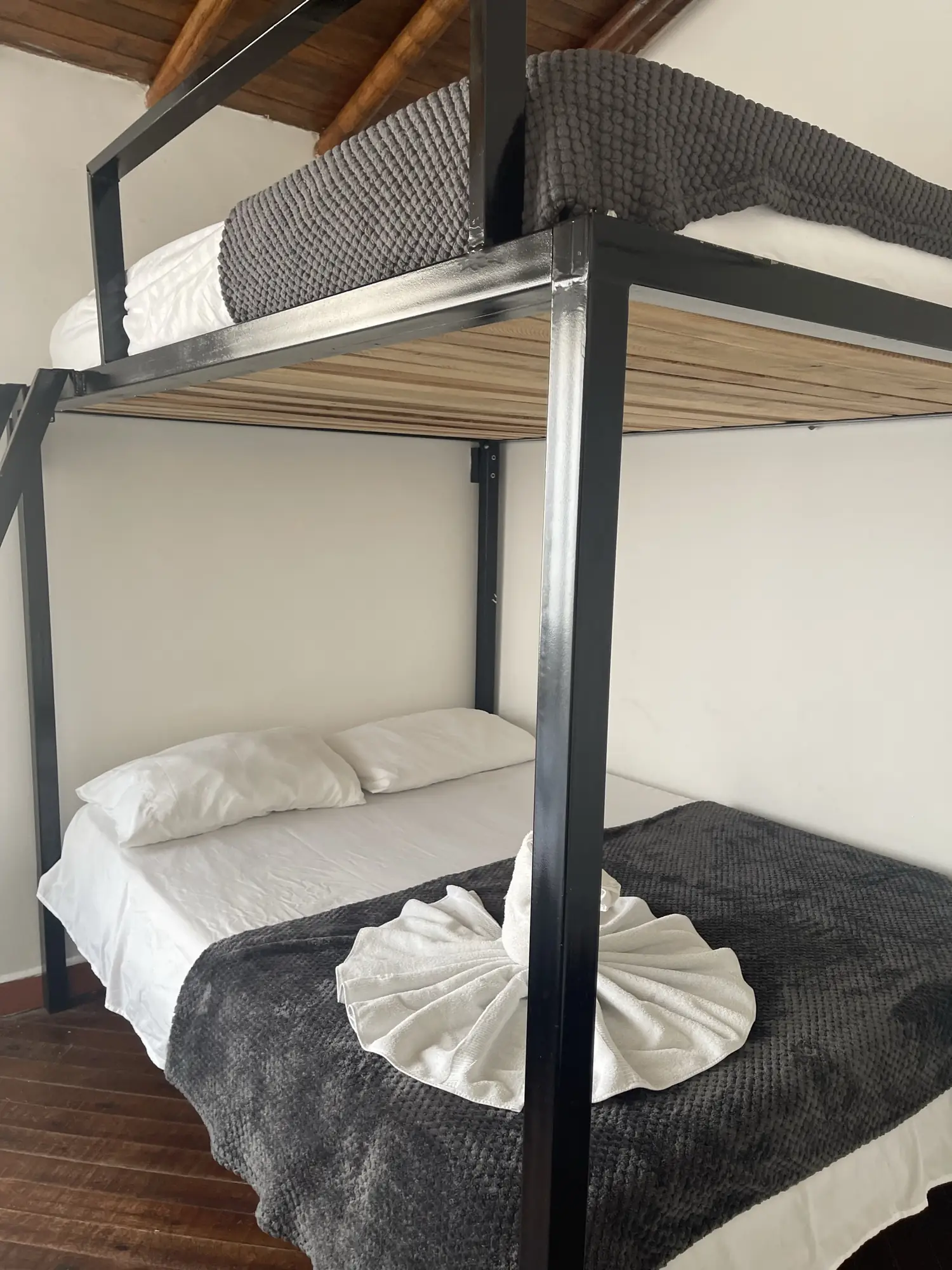Familiar Nogal room with a bunk of two double beds and a single bed.